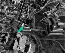 Vue des casernes Connaught, qui montre leur style et leur forme en harmonie avec l’emplacement au sein de l’ancien système de défense de Québec, 1977.; Agence Parcs Canada / Parks Canada Agency, 1977.