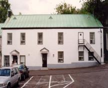 Vue de l'extérieur du bâtiment 2, qui montre la volumétrie groupée sur deux étages avec un toit en appentis revêtu de cuivre, 1993.; Parks Canada Agency / Agence Parcs Canada, Jocelyne Cossette, 1993.
