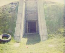 Vue de l'entrée du bâtiment 30b du CMR, qui montre le petit pignon, motif d’architecture qui évoque les réalisations architecturales les plus visibles parmi les constructions voisines, 1993.; Parks Canada Agency / Agence Parcs Canada, 1993.