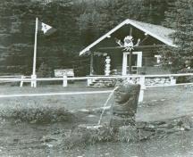 Vue de l'entrée principale du chalet des gardes du parc du ruisseau Bryant,  Parc national du Canada Banff vers. 1990.; Agence Parcs Canada / Parks Canada Agency, c. 1990.