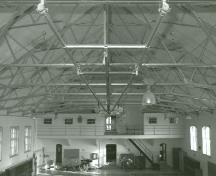 Vue de l'intérieur du Manège militaire, où l'on peut apercevoir la grande salle d’exercices ouverte, réalisée au moyen de fermes Fink, 1989.; Department of National Defence / Ministère de la Défense nationale, 1989.