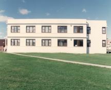 Side view of Building B-39, showing the regular window openings, 1993.; Parks Canada Agency / Agence Parcs Canada, 1993.