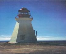 Vue générale du Phare, qui montre le volume hexagonal de la tour avec le fût qui se termine par un léger évasement à la base de la lanterne et l’imposante lanterne qui coiffe le tout, 1990.; Canadian Coast Guard / Garde côtière canadienne, 1990.