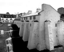 Vue générale de la redoute Dauphine montrant la façade est et le mur nord après la restauration, 1983; Agence Parcs Canada (Région de Québec) / Parks Canada Agency (Québec Region), 101/07/PR-6/S1505/#10, 1983.