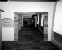 Détail d'une ouverture encadrée de pierres de taille, à l'intérieur de la redoute Dauphine, 1992.; Agence Parcs Canada / Parks Canada Agency, Y. Desloges, 1992.