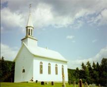 Vue de l'église anglicane St. Peter's, qui montre le parc environnant et le cimetière voisin, 1992.; Agence Parcs Canada / Parks Canada Agency, André Charbonneau, 1992.