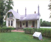 View of the main entrance of Ardgowan House, showing the front verandah and the bay window.; Parks Canada Agency / Agence Parcs Canada.
