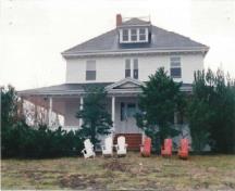 View of Building 18, showing the wood cladding and verandah, 1993.; Ministère de l'Agriculture / Department of Agriculture, 1993.