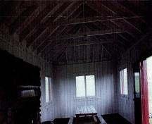Vue de l'intérieur du gîte de l'abri de pique-nique au lieu historique national du Canada du Fort Beauséjour – Fort Cumberland, où l'on peut apercevoir les chevrons et le planchéiage du plafond apparents, 1996.; Parks Canada Agency / Agence Parcs Canada, 1996.