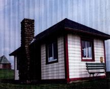 Vue en angle du gîte de l'abri de pique-nique, où l'on peut apercevoir le volume simple du bâtiment formé d’un bâtiment rectangulaire d’un étage, à toit en croupe, avec une cheminée massive en pierre, 1996.; Parks Canada Agency / Agence Parcs Canada, 1996.