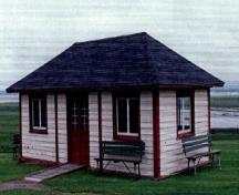 Vue de la façade du gîte de l'abri de pique-nique, où l'on peut apercevoir l’emploi prédominant de bois, 1996.; Parks Canada Agency / Agence Parcs Canada, 1996.