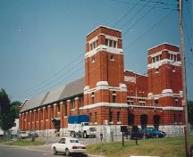 Corner view of the Barrie Armoury, showing the characteristic towers, 1997.; Department of National Defence / Ministère de la Défense nationale, 1997.