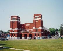 Front elevation of the Barrie Armoury, showing the three-arched entrance, 1997.; Department of National Defence / Ministère de la Défense nationale, 1997.