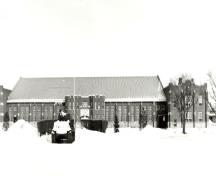 View of the main entrance to the D.V. Currie VC Armoury, showing the central entrance for the troops, 1989.; Department of National Defence / Ministère de la Défense nationale, 1989.