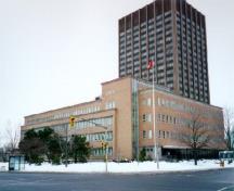Vue générale du bâtiment de l'administration, qui montre la volumétrie asymétrique, en forme de L, caractérisée par des volumes entrecroisés, 1998.; Parks Canada Agency / Agence Parcs Canada, J. Mattie, 1998.