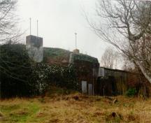 Salle de forteresse pour les relevés. Construite en 1941 et conçu par le ministère de la Défense nationale, 1997.; Agence Parcs Canada / Parks Canada Agency, J. Mattie, 1997.