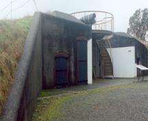 Exterior view of Upper battery showing the left gun emplacement, 1997.; Agence Parcs Canada / Parks Canada Agency, J. Mattie, 1997.