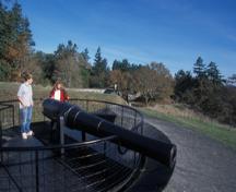 Vue de l'emplacement des canons de la batterie supérieure montrant le canon initiale de 1897 pesant cinq tonnes, 2003.; Agence Parcs Canada / Parks Canada Agency, C. Cheadle, 2003.