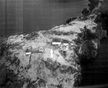 Aerial view of the St. Jacques Island lighthouse, 1988.; Canadian Coast Guard/Garde côtière canadienne, 1988