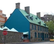 Corner view of the Maillou House showing the balanced composition of the front elevation, with its regular bays and window openings disposed symmetrically on either side of the main entrance, 2003.; Parks Canada Agency / Agence Parcs Canada, 2003.