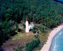 Aerial view of the Griffith Island lighthouse in its picturesque setting
reinforcing the region’s scenic and maritime character and adds greatly to the interest of boating within its immediate scenic area, 1990.; Canadian Coast Guard / Garde côtière canadienne, 1990.