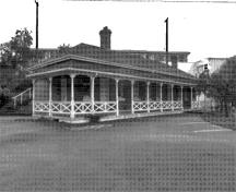 Vue générale de l'édifice 29 montrant l'élévation nord-ouest, 1989.; Agence Parcs Canada / Parks Canada Agency, I. Doull, 1989