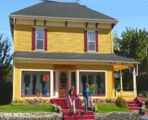 Une maison de la mode offrant des style en vogue depuis plus de 63 années.; Village of Hillsborough