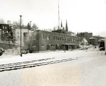 Vue générale de la gare du Canadien National démontrant ses grandes lignes sobres et austères, 1996.; Parks Canada Agency / Agence Parcs Canada, S. D. Bronson, 1996.