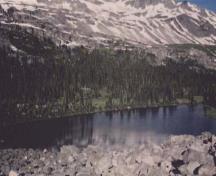 General view of the Athabasca Pass showing the small lake at the top of the pass called "the Committee's Bunchbowl", 1998.; Jack Porter, Parks Canada Agency / Agence Parcs Canada, 1998.