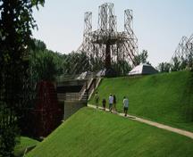 Vue du complexe du haut fourneau au lieu historique national du Canada des Forges-du-Saint-Maurice, 2002.; Parks Canada Agency / Agence Parcs Canada, E. Kedl, 2002.