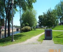 Vue vue de côté de son emplacement au cœur de la ville.; Parks Canada Agency / Agence Parcs Canada