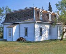 Corner view of the Officers' Quarters, showing the mansard roof with its dormer windows, 2003.; Agence Parcs Canada / Parks Canada Agency, M. Fieguth, 2003.