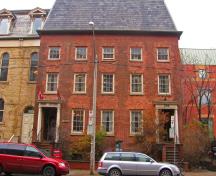 Front facade of the Fourth York Post Office showing its solid brick construction, 2005.; Parks Canada Agency / Agence Parcs Canada, 2005.