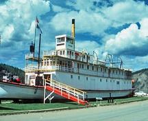 Vue générale du lieu historique national du Canada S.S. Keno montrant  l'unité préservée du navire d'origine, 1977.; Agence Parcs Canada / Parks Canada Agency, P. McCloskey, 1977.