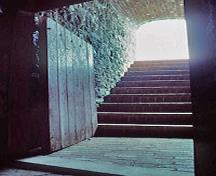 Vue intérieur de la Poudrière du trou noir montrant  la construction voûtée et à l’épreuve des bombes du passage, 1994.; Parks Canada Agency / Agence Parcs Canada, J.P. Jérôme, 1994.