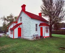 Corner view of the Keeper's House showing the three-bay façade arrangement, 1997.; Parks Canada Agency / Agence Parcs Canada, J.P. Jérôme, 1997.