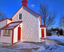 Side view of the Keeper's House showing the rock-faced stone walls set in even courses, 1995.; Parks Canada Agency / Agence Parcs Canada, J. Butterill, 1995.