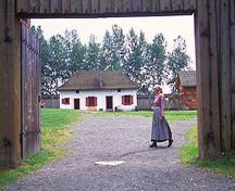General view of the main entrance to Fort Langley National Historic Site of Canada showing the wholeness and coherence of the cultural landscape of the fort, 2004.; Parks Canada Agency / Agence Parcs Canada, J. Gordon, 2004.