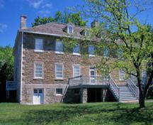 Vue générale de la caserne de Carillon montrant la porte sud carrée et sa terrasse, 2003.; Parks Canada Agency / Agence Parcs Canada, E. Le Bel, 2003.