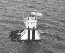 Aerial view of the Dwelling, 1988.; Canadian Coast Guard / Garde côtière canadienne, 1988.