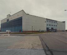 Vue générale du hangar 1, qui montre son échelle massive, et sa forme semblable à une boîte, 2000.; Department of National Defence / ministère de la Défense nationale, 2000.