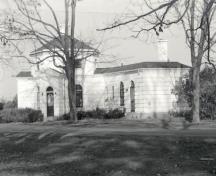 Photo prise de l'extérieur; (Architectural History Branch, CIHB, M. Trépanier, 1986.)