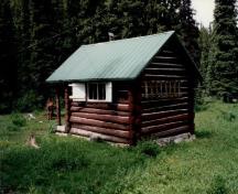 Corner view of Byng Warden Patrol Cabin, showing the rear and side façades, 1997.; Parks Canada Agency/ Agence Parks Canada, 1997.