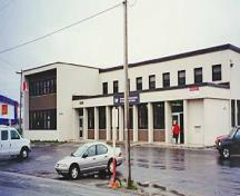 General view of the main entrance to the Government of Canada Building showing the asymmetrical juxtaposition of the volumes, 1998.; Travaux publics et Services gouvernementaux Canada / Public Works and Government Services Canada, 1998.