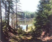 Vue de Boishébert, qui montre les perspectives entre la pointe Wilsons et l’île Beaubears qui évoquent leur histoire commune comme colonie de réfugiés acadiens, 1999.; Agence Parcs Canada / Parks Canada Agency, Ian Doull, 1999.