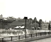 Vue générale du manège militaire de la place Cartier et ses environs, 1984.; Monique Trépanier, Parks Canada Agency / Agence Parcs Canada, 1984.