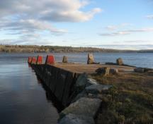 Cette image montre le quai Humphrey, vue vers l'est; Village of Cambridge-Narrows