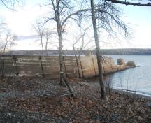 Cette image montre le quai Wharf, vue vers le nord-est; Village of Cambridge-Narrows