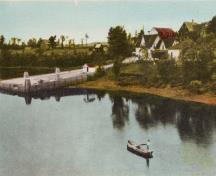 Cette image teintée montre le quai Cambridge vers 1935, vue vers le sud-ouest; Queens County Museum Collection
