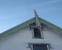 Cette image montre un faîteau et une suspension sur le pignon du toit; Village of Gagetown